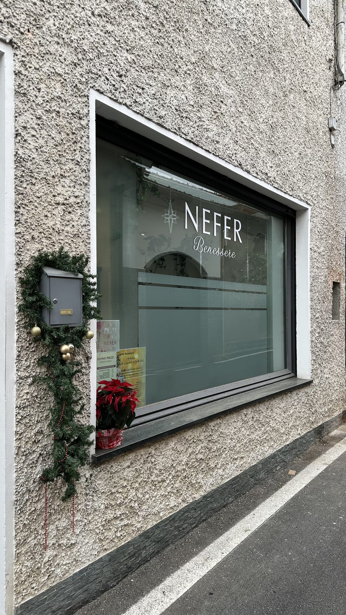 NEFER Benessere vetrina centro estetico Leini